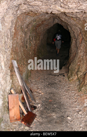 L'homme d'explorer un tunnel à partir de la Première Guerre mondiale, sur la Marmolada Dolomites italiennes Banque D'Images