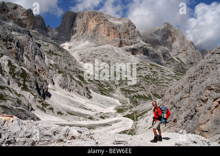 Walker à Pale di San Martino, parc d'été Dolomites italiennes Banque D'Images