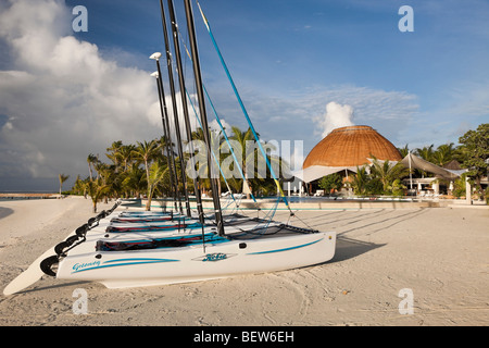 Le catamaran de plage Kandooma Island Maldives, South Male Atoll, Maldives Banque D'Images