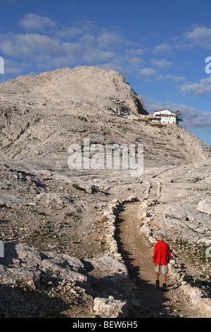 Walker et la station de téléphérique de Rosetta sur Pale di San Martino, Trentin altopiano, plateau d'été Dolomites italiennes Banque D'Images