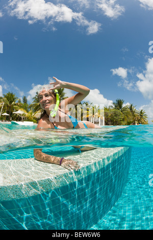 Woman in Swimming Pool, South Male Atoll, Maldives Banque D'Images