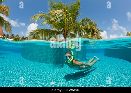 Woman in Swimming Pool, South Male Atoll, Maldives Banque D'Images