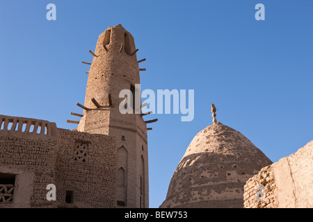 Ancienne Mosquée d'El Qasr à Dakhla Oasis, Désert de Libye, Egypte Banque D'Images
