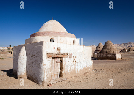 Tombes de El Qasr à Dakhla Oasis, Désert de Libye, Egypte Banque D'Images