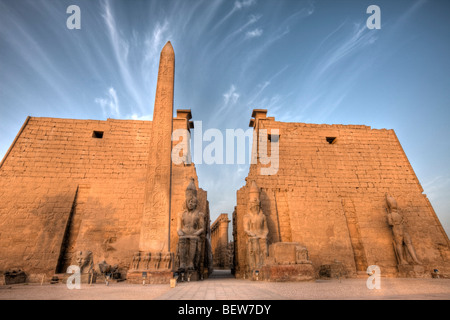 Entrée du temple de Louxor avec des statues de Ramsès II et l'Obélisque, Luxor, Egypt Banque D'Images