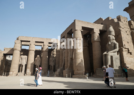 Ramsès II assis colosse à l'intérieur du temple de Louxor, Louxor, Egypte Banque D'Images