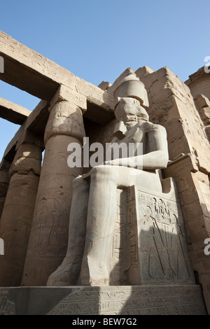 Ramsès II assis colosse à l'intérieur du temple de Louxor, Louxor, Egypte Banque D'Images