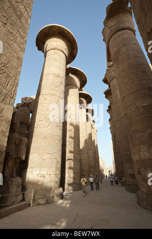 Piliers de la salle hypostyle de Karnak Temple, Luxor, Egypt Banque D'Images