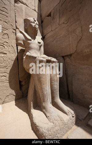 Statue de Thoutmosis III à l'intérieur de Temple de Karnak, Louxor, Egypte Banque D'Images