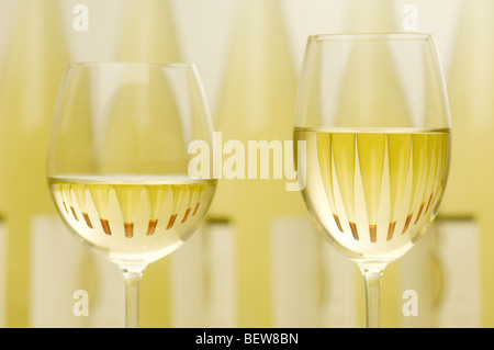 Rempli deux verres à vin, partie supérieure Banque D'Images