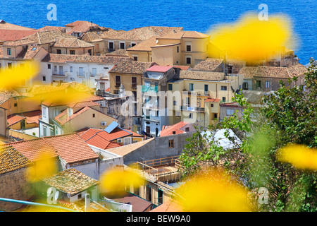 Vue sur les toits de Pizzo avec la mer en arrière-plan, Calabre, Italie, high angle view Banque D'Images