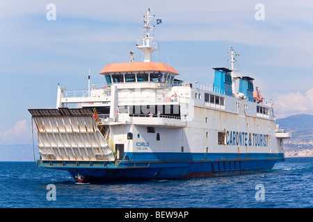 Ferry sur la mer, côte en arrière-plan Banque D'Images