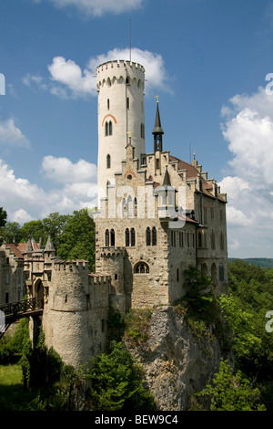 Vue de Château de Lichtenstein près de Honau, Jura souabe, Allemagne Banque D'Images