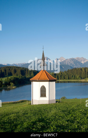 Chapelle au lac d'Hegratsried près de Halblech, Allgau, Allemagne Banque D'Images