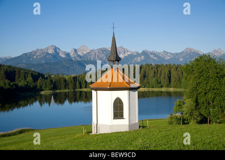 Chapelle au lac d'Hegratsried près de Halblech, Allgau, Allemagne Banque D'Images
