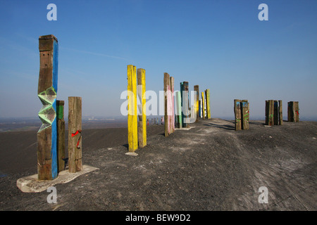 Traverses de chemin de fer peint érigée sur ridge de Haniel Dump (Halde Haniel), Bottrop, Rhénanie du Nord-Westphalie, Allemagne Banque D'Images
