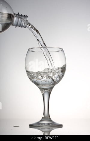 Verser dans de l'eau dans un verre, close-up Banque D'Images