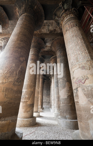 Hall à colonnes de Temple de Khnoum, d'Esna Esna, Egypte Banque D'Images