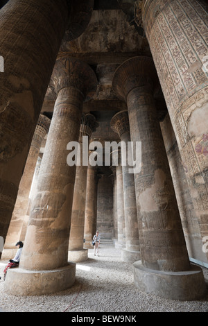 Hall à colonnes de Temple de Khnoum, d'Esna Esna, Egypte Banque D'Images