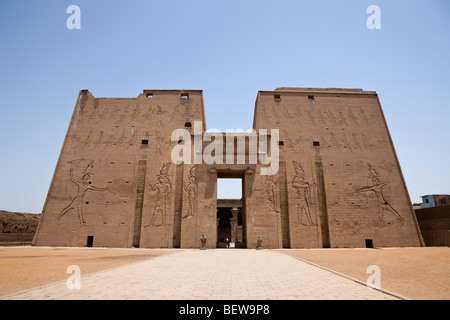 De l'avant du Temple d'Horus à Edfou, Edfou, Egypte Banque D'Images