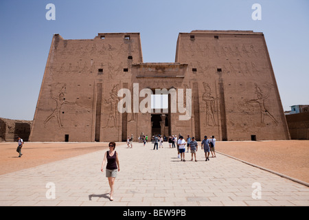 De l'avant du Temple d'Horus à Edfou, Edfou, Egypte Banque D'Images