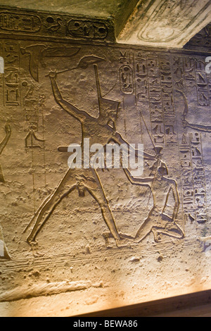 Soulagement dans petit Hathor Temple de Nefertari, Abu Simbel, Egypte Banque D'Images