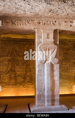 Pilier en petit Hathor Temple de Nefertari, Abu Simbel, Egypte Banque D'Images