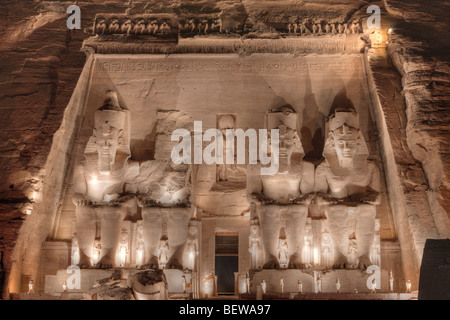 Iluminated grand temple du pharaon Ramsès II, Abou Simbel, Egypte Banque D'Images