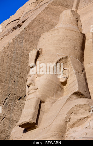 Statue colossale de Pharaon Ramsès II, Abou Simbel, Egypte Banque D'Images