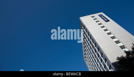 La tour de l'hôtel au centre de Londres contre un ciel bleu clair Banque D'Images