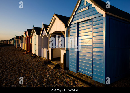Cabines de plage sur la plage de Stoney à Shoeburyness en fin d'automne le soleil, près de Southend on Sea, Essex, UK Banque D'Images