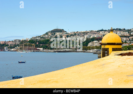 Vue sur la baie de Funchal depuis forte de Sao Tiago fort Madeira Portugal UE Europe Banque D'Images