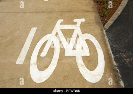 Gros plan de la piste cyclable désignée peinte en blanc Sur un sentier de marche partagé Madère Portugal UE Europe Banque D'Images