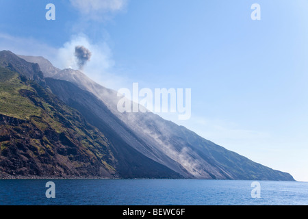 Éruption volcan Stromboli un nuage de fumée, Italie Banque D'Images