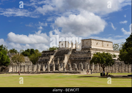Temple des Guerriers et le groupe d'un millier de colonnes à la ruine Maya site de Chichen Itza, Yucatan, Mexique Banque D'Images