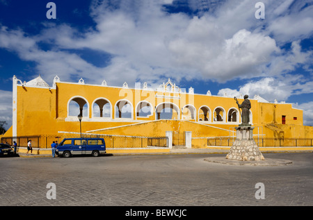 L'extérieur du monastère franciscain de San Antonio (Santuario de la Virgen) à Izamal, Mexique Banque D'Images
