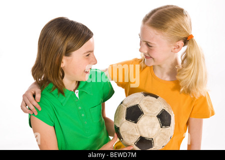 Deux filles avec un ballon de football Banque D'Images