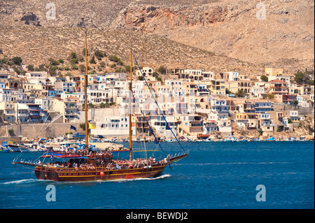 Navire à voile occupés par les touristes en face de la côte de Kalymnos, Grèce Banque D'Images