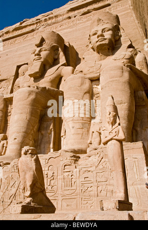 Statues colossales au Temple de Ramsès II à Abou Simbel Egypte low angle view close-up Banque D'Images