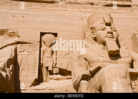 Statue colossale au Temple de Ramsès II à Abou Simbel Egypte low angle view close-up Banque D'Images