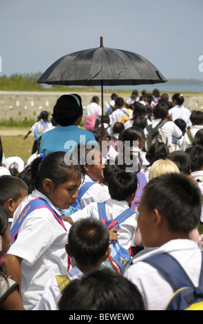 Les écoliers de Kuna Playon Chico dans les îles San Blas Panama Banque D'Images