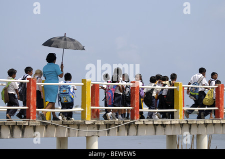 Les écoliers de Kuna Playon Chico dans les îles San Blas Panama Banque D'Images