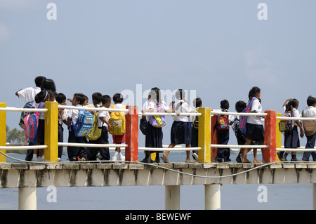 Les écoliers de Kuna Playon Chico dans les îles San Blas Panama Banque D'Images