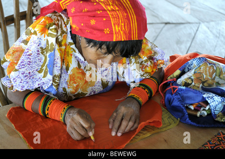 Femme faisant une Mola Kuna sur Yandup Island Lodge de Playon Chico dans les îles San Blas Panama Banque D'Images