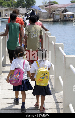 Les écoliers de Kuna Playon Chico dans les îles San Blas Panama Banque D'Images