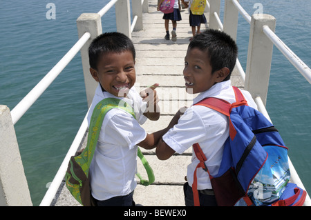 Les écoliers de Kuna Playon Chico dans les îles San Blas Panama Banque D'Images