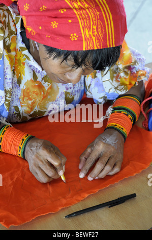 Femme faisant une Mola Kuna sur Yandup Island Lodge de Playon Chico dans les îles San Blas Panama Banque D'Images