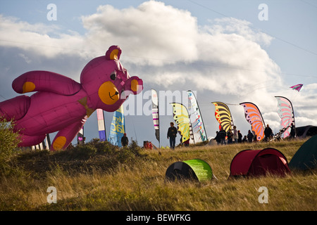 Un ours en peluche en forme de cerf-volant, au moment de la 'Cervolix' Air Festival (Auvergne - France). Cerf-volant en forme d'ours (France). Banque D'Images