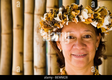 Portrait d'une femme portant des fleurs, Papeete, Tahiti, Polynésie Française Banque D'Images