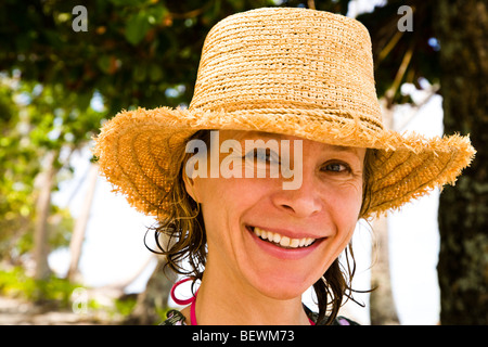 Portrait d'une femme portant un chapeau et souriant, Tahaa, Tahiti, Polynésie Française Banque D'Images